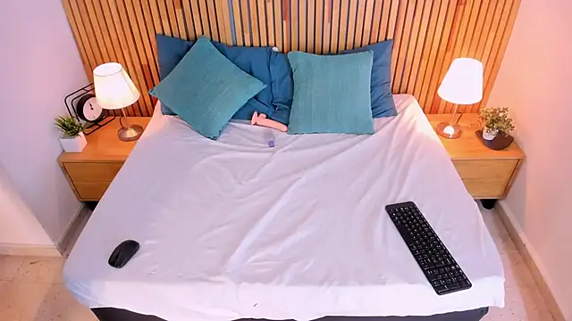 Snapshot of MiaBigBust chatting on 16, 11, 2025 MiaBigBust online show from 16, 11, 2025