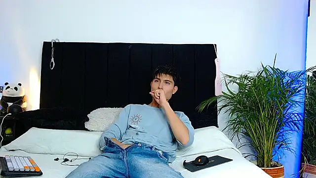 Snapshot of thomasbennett_ chatting on 6, 11, 2025 thomasbennett online show from 6, 11, 2025