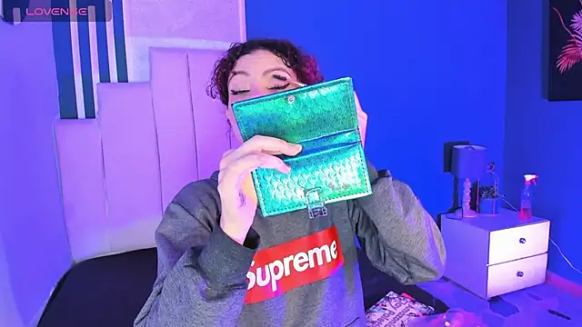 Snapshot of AliceMadnes chatting on 1, 12, 2025 AliceMadnes online show from 1, 12, 2025