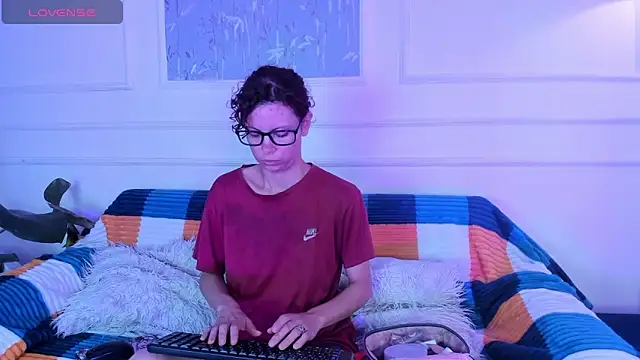 Snapshot of AliceMadnes chatting on 19, 12, 2025 AliceMadnes online show from 19, 12, 2025