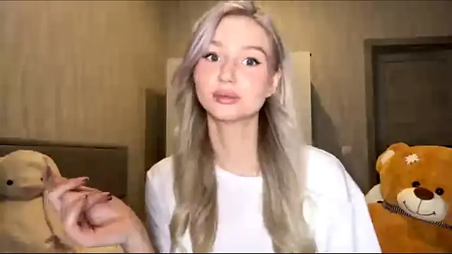 Snapshot of MoonlitCrystalia chatting on 9, 11, 2025 MoonlitCrystalia online show from 9, 11, 2025