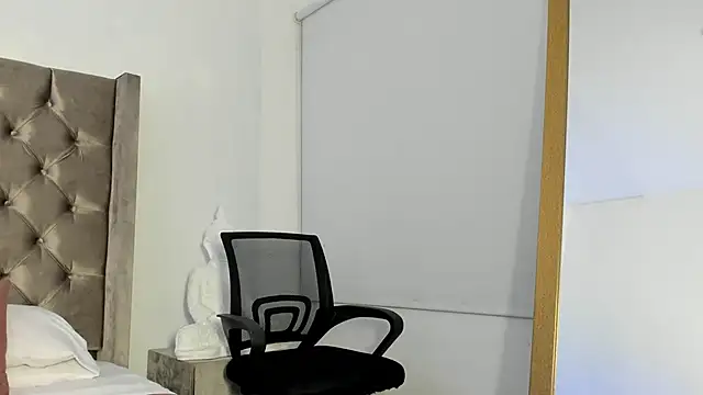 Snapshot of NikkiBotero chatting on 25, 11, 2025 NikkiBotero online show from 25, 11, 2025