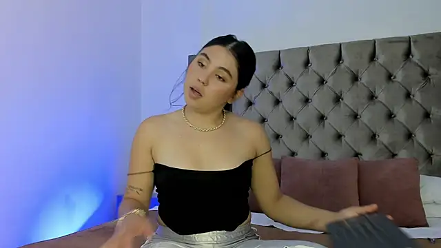 Snapshot of NikkiBotero chatting on 26, 11, 2025 NikkiBotero online show from 26, 11, 2025