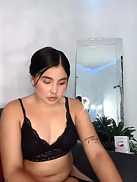 Snapshot of NikkiBotero chatting on 14, 12, 2025 NikkiBotero online show from 14, 12, 2025