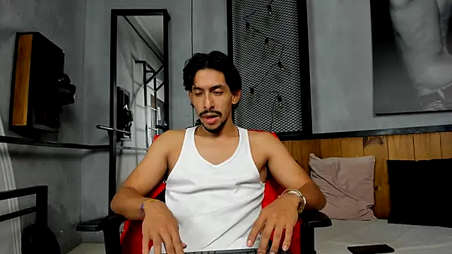 Snapshot of DylanRay_18 chatting on 9, 11, 2025 DylanRay 18 online show from 9, 11, 2025