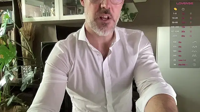 Snapshot of the_new_fit_rubinho chatting on 13, 11, 2025 the new fit rubinho online show from 13, 11, 2025