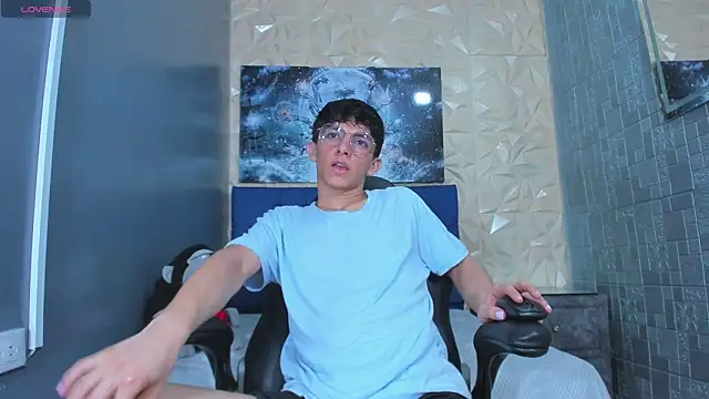 Snapshot of ElanGiraldo chatting on 5, 5, 2026 ElanGiraldo online show from 5, 5, 2026