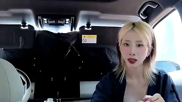 Snapshot of MoonVelour999 chatting on 11, 4, 2026 MoonVelour999 online show from 11, 4, 2026