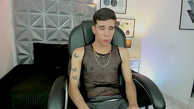 Snapshot of Gabo_white1 chatting on 14, 12, 2025 Gabo white1 online show from 14, 12, 2025