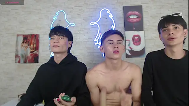 Snapshot of axel_milo_kairo_and_noa chatting on 15, 11, 2025 axel milo kairo and noa online show from 15, 11, 2025