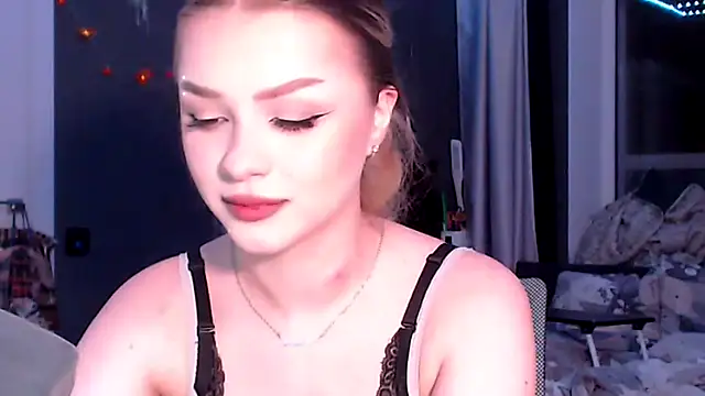 Snapshot of MissVelour chatting on 13, 11, 2025 MissVelour online show from 13, 11, 2025