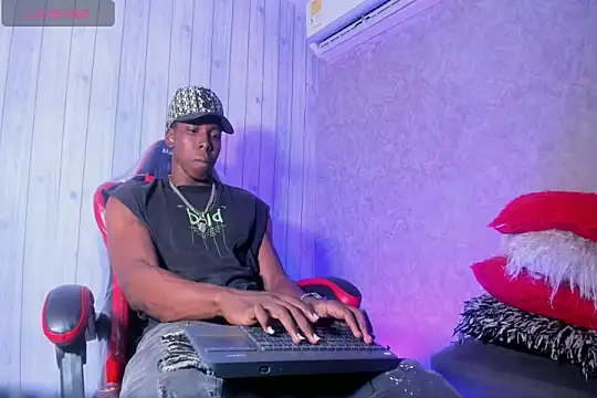 Snapshot of mike_aly chatting on 22, 12, 2025 mike aly online show from 22, 12, 2025