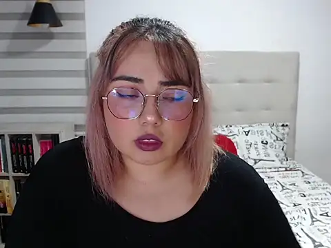 YiniBelle online show from 8, 4, 2026