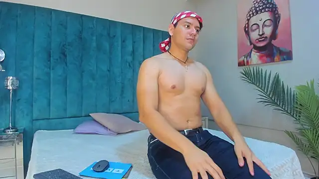 Snapshot of DhannLee chatting on 17, 11, 2025 DhannLee online show from 17, 11, 2025