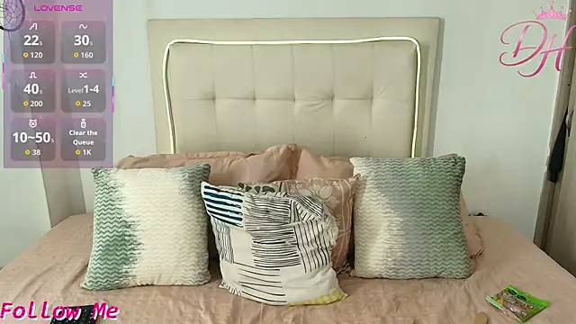 Daphne Hills online show from 12, 4, 2026