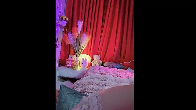 Snapshot of MiCandy-Lovee chatting on 21, 12, 2025 MiCandy-Lovee online show from 21, 12, 2025