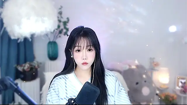 Snapshot of Laura_520 chatting on 22, 11, 2025 Laura 520 online show from 22, 11, 2025