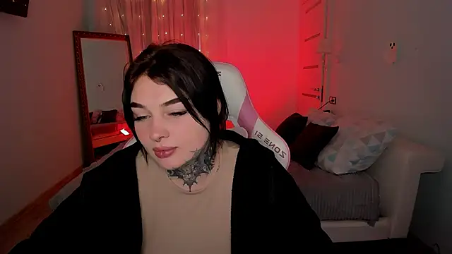 EmilyWoods  online show from 17, 11, 2025