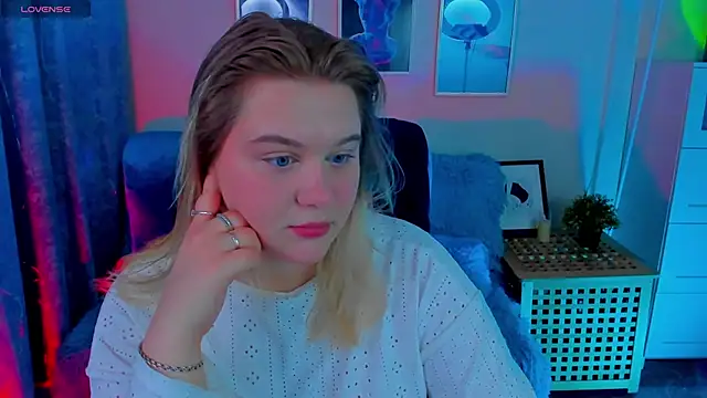 Snapshot of LouiseMous chatting on 4, 12, 2025 LouiseMous online show from 4, 12, 2025