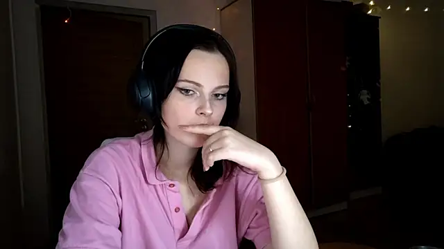 Snapshot of LouiseMarengo chatting on 19, 11, 2025 LouiseMarengo online show from 19, 11, 2025