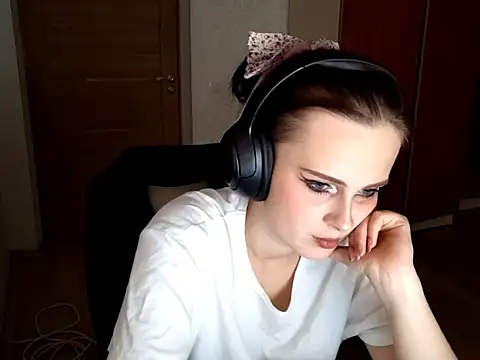 Snapshot of LouiseMarengo chatting on 25, 11, 2025 LouiseMarengo online show from 25, 11, 2025