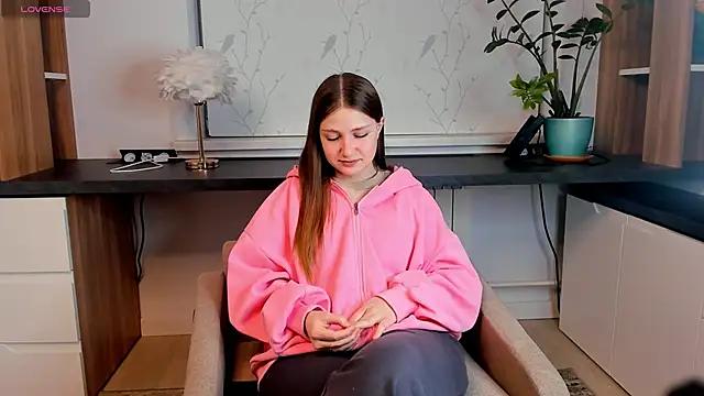 Snapshot of LesaFeldker chatting on 4, 12, 2025 LesaFeldker online show from 4, 12, 2025