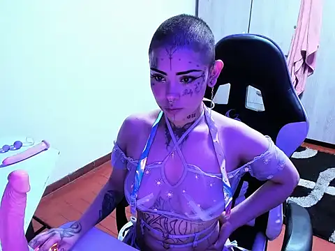 Snapshot of Zombitch chatting on 5, 12, 2025 Zombitch online show from 5, 12, 2025