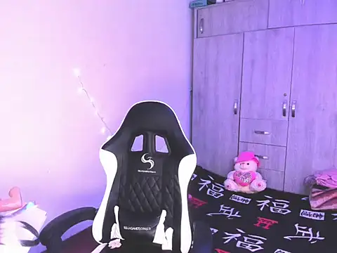 Snapshot of Zombitch chatting on 15, 12, 2025 Zombitch online show from 15, 12, 2025