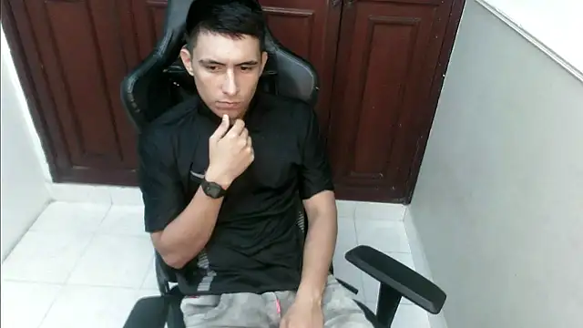 Snapshot of dannyt_hot chatting on 25, 11, 2025 dannyt hot online show from 25, 11, 2025