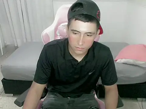 Snapshot of dannyt_hot chatting on 4, 12, 2025 dannyt hot online show from 4, 12, 2025