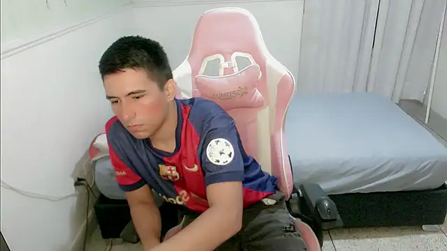 Snapshot of dannyt_hot chatting on 5, 12, 2025 dannyt hot online show from 5, 12, 2025