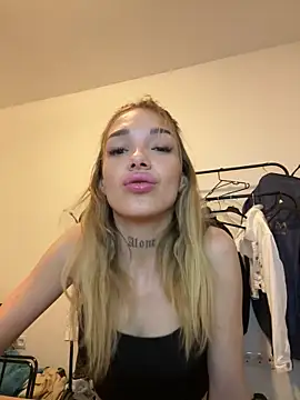 Snapshot of lunababy77 chatting on 17, 11, 2025 lunababy77 online show from 17, 11, 2025