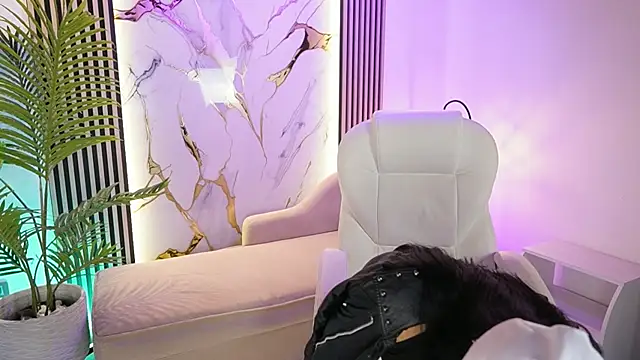 Snapshot of MeganLowell chatting on 27, 11, 2025 MeganLowell online show from 27, 11, 2025