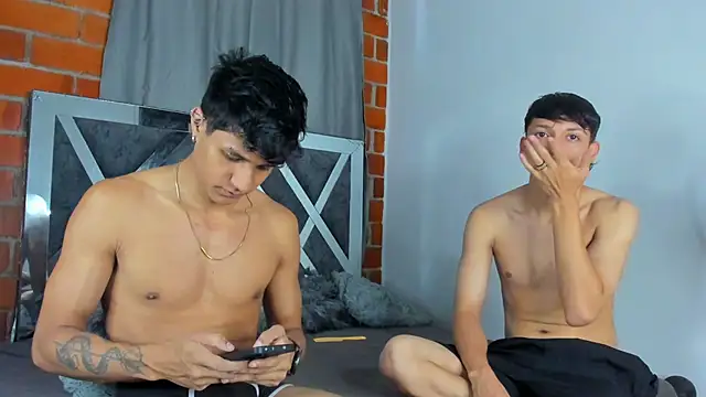 Snapshot of MaelSebasAndRobert1 chatting on 18, 12, 2025 MaelSebasAndRobert1 online show from 18, 12, 2025