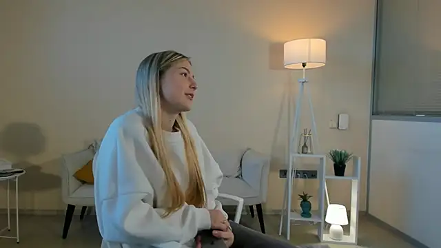 Snapshot of LaunaStrate chatting on 20, 11, 2025 LaunaStrate online show from 20, 11, 2025