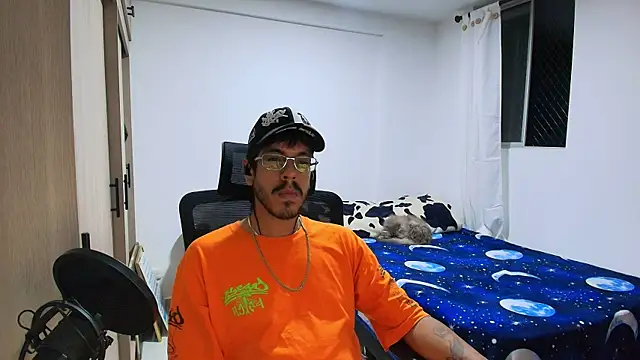 Snapshot of naitt_ chatting on 24, 11, 2025 naitt online show from 24, 11, 2025