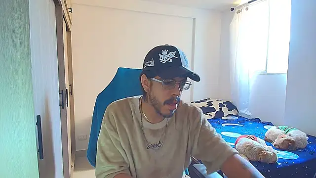 Snapshot of naitt_ chatting on 14, 12, 2025 naitt online show from 14, 12, 2025