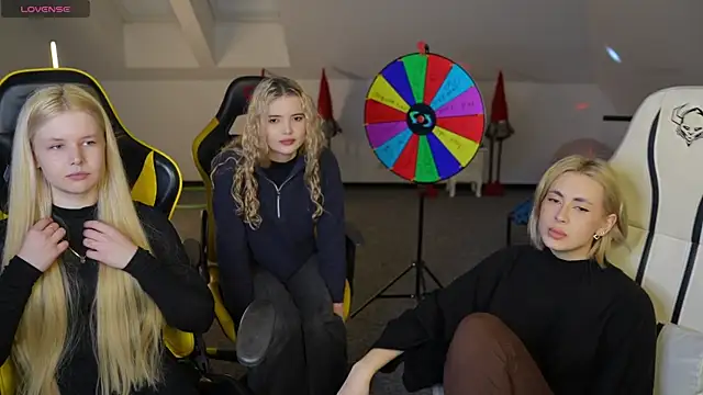 Snapshot of Kara_cat chatting on 5, 12, 2025 Kara cat online show from 5, 12, 2025