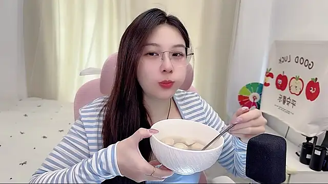 Snapshot of TTtia_ chatting on 4, 6, 2026 TTtia online show from 4, 6, 2026
