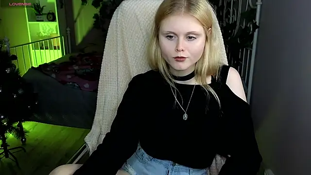 Snapshot of AnoraAmore chatting on 14, 12, 2025 AnoraAmore online show from 14, 12, 2025