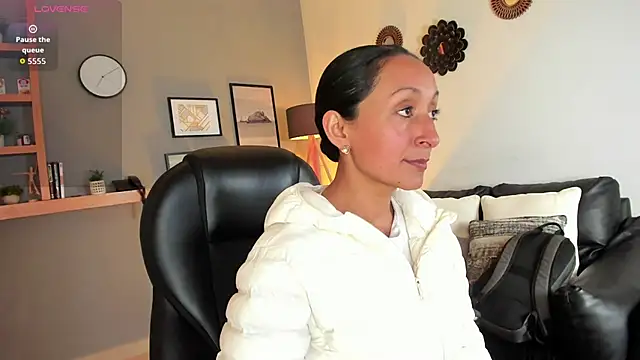 Snapshot of Violet_Kumar chatting on 4, 12, 2025 Violet Kumar online show from 4, 12, 2025