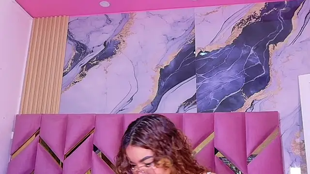 Snapshot of cutiecurvyForeign chatting on 26, 11, 2025 cutiecurvyForeign online show from 26, 11, 2025