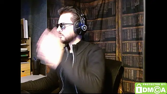 Snapshot of justshutupandwatch chatting on 25, 11, 2025 justshutupandwatch online show from 25, 11, 2025