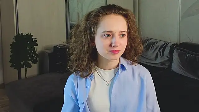 Snapshot of CuteLunette chatting on 5, 12, 2025 CuteLunette online show from 5, 12, 2025