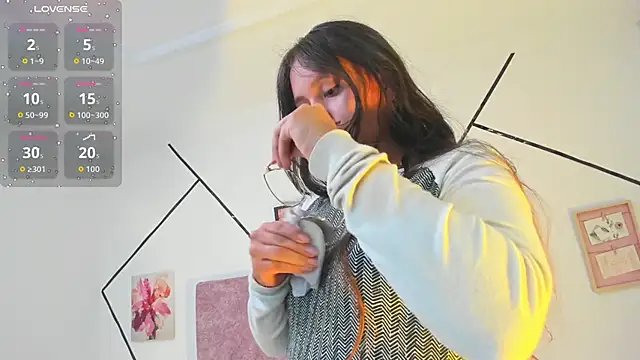 Snapshot of Julieta_Lein_ chatting on 4, 12, 2025 Julieta Lein online show from 4, 12, 2025