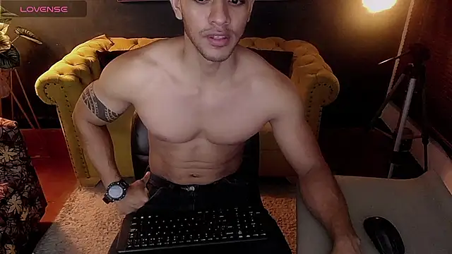 Snapshot of tayler_luke chatting on 28, 11, 2025 tayler luke online show from 28, 11, 2025