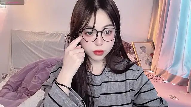 Snapshot of -Angela chatting on 28, 11, 2025 -Angela online show from 28, 11, 2025