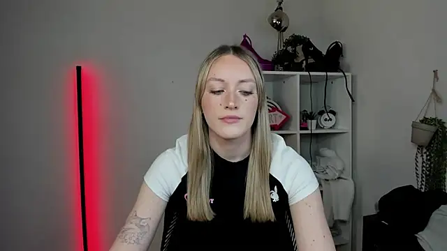 EvelynBlond online show from 2, 4, 2026