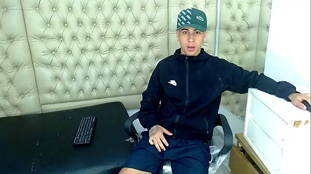 Snapshot of HollmanFronsh chatting on 3, 12, 2025 HollmanFronsh online show from 3, 12, 2025