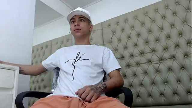 Snapshot of HollmanFronsh chatting on 5, 12, 2025 HollmanFronsh online show from 5, 12, 2025